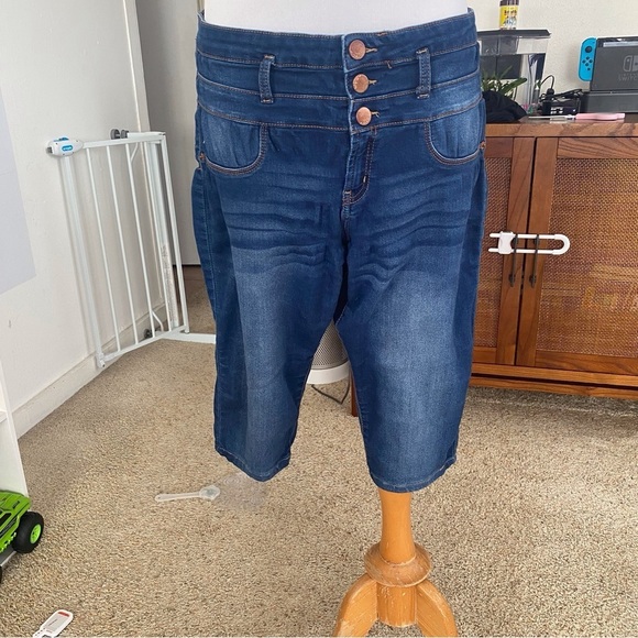 6 for $20❤️No Boundaries size 17 capri stretch jeans - Picture 6 of 6